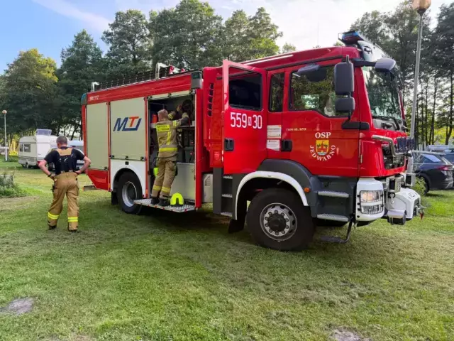 Drzewo zawisło nad placem zabaw. Strażacy interweniowali na campingu w Dłużku