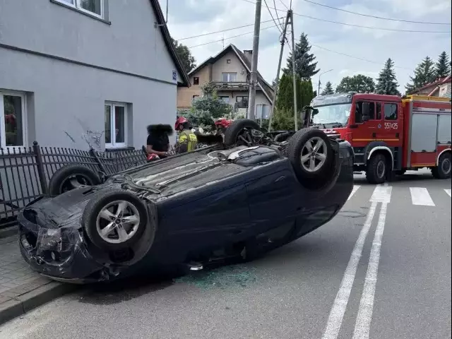 Ford uderzył w ogrodzenie i budynek, potem dachował. Za kierownicą siedziała 66-latka