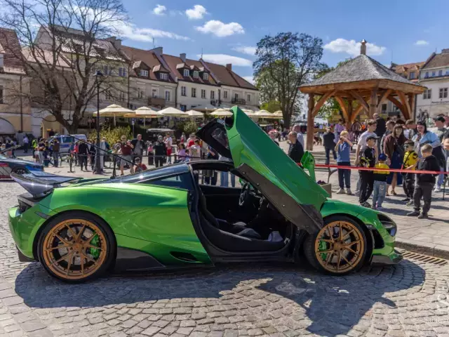 Lamborghini, Ferrari i McLaren wjeżdżają na Plac Juranda. Dwa dni jazd dla dziecięcej karetki