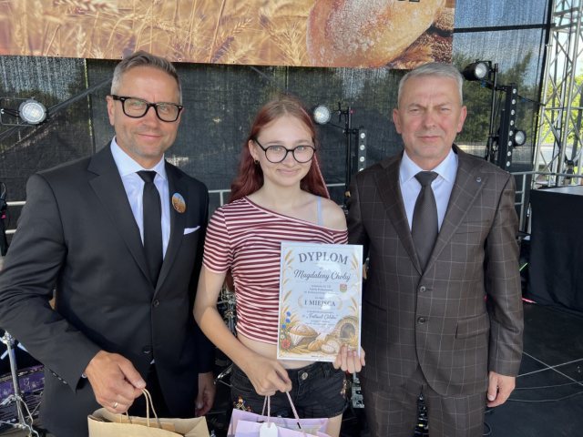Magdalena Chołuj zaprojektowała plakat Festiwalu Chleba. Nagrody wręczono na scenie w Wielbarku