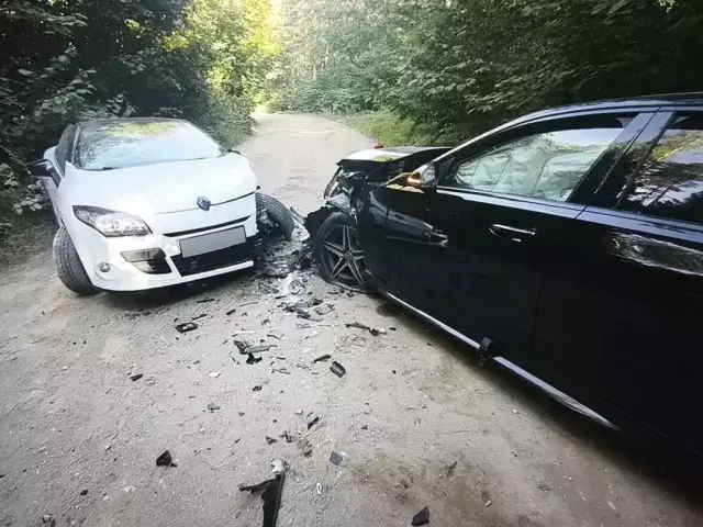 Czołowe zderzenie w Kulce. Za kierownicą Renault 18-latka