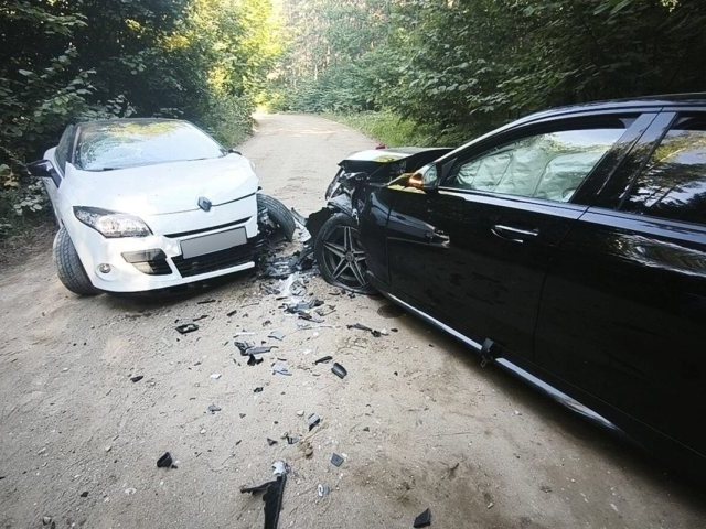 Czołowe zderzenie w Kulce. Za kierownicą Renault 18-latka