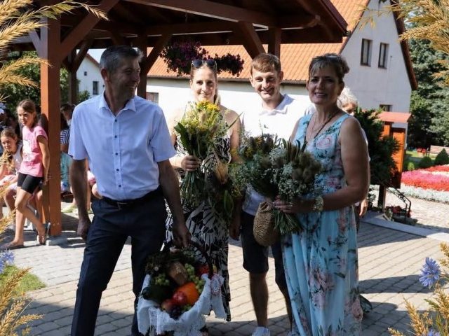 Marzena i Roman Orczyk poniosą dożynkowy chleb. Starostowie święta plonów w Jedwabnie