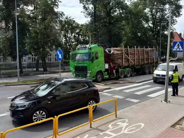 Kłody spadły z ciężarówki przy przejściu. Na pasach był chłopiec