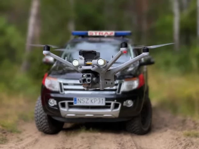 OSP Jedwabno dostała „oczy w powietrzu”. Nowy dron ma szukać ludzi, ognia i zagrożeń tam, gdzie trudno dotrzeć