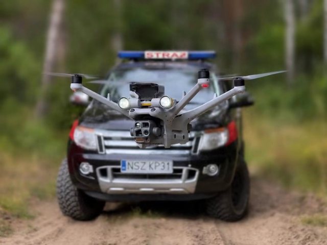 OSP Jedwabno dostała „oczy w powietrzu”. Nowy dron ma szukać ludzi, ognia i zagrożeń tam, gdzie trudno dotrzeć