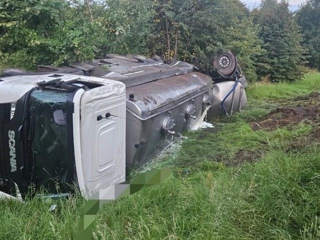 Ciężarówka z mlekiem przewróciła się między Szczytnem a Dźwierzutami.