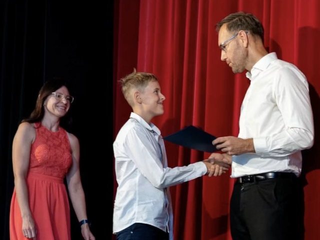 W Pasymiu nie nagradzali samych ocen. 32 uczniów odebrało stypendia za pracę, która zwykle zostaje poza kadrem