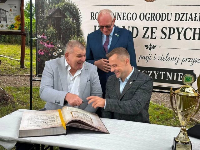 70 lat „Juranda ze Spychowa”. Jubileusz zapisali nie tylko w księdze, ale też w ziemi