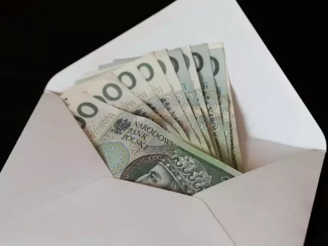Kto zgubił pieniądze nad jeziorem w Szczytnie? Spora suma czeka na właściciela