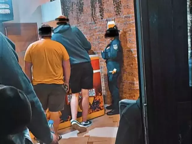 Napad na kebab w centrum Szczytna. Świadek mówi o nożu, policja prowadzi czynności