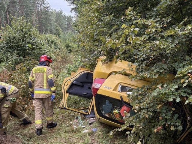Dachowanie na DK58 pod Warchałami. 58-latka trafiła do szpitala