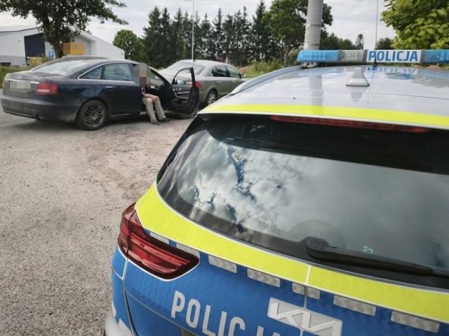 Panele spadły z dachu auta prosto na motocyklistkę. Niebezpieczny weekend na drogach powiatu szczycieńskiego