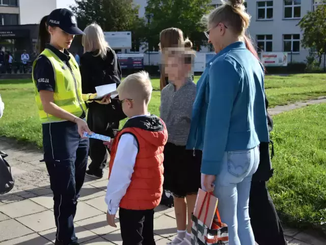 Pierwszy dzwonek i więcej patroli przy szkołach. Policja: dzieci po wakacjach muszą na nowo wejść w drogowy rytm