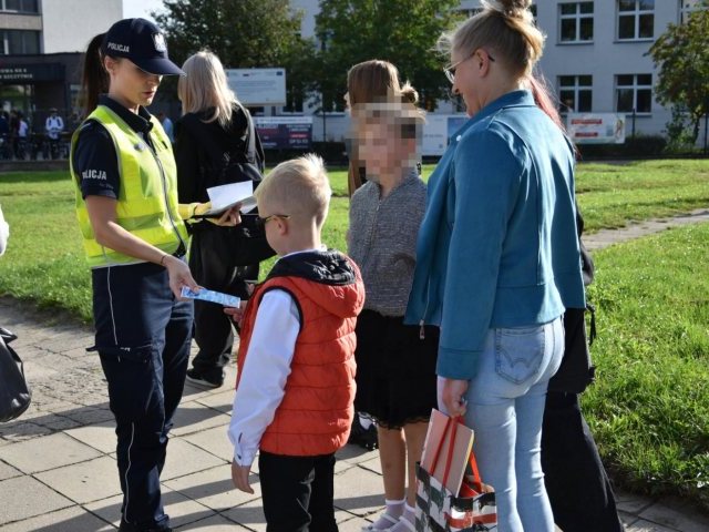 Pierwszy dzwonek i więcej patroli przy szkołach. Policja: dzieci po wakacjach muszą na nowo wejść w drogowy rytm