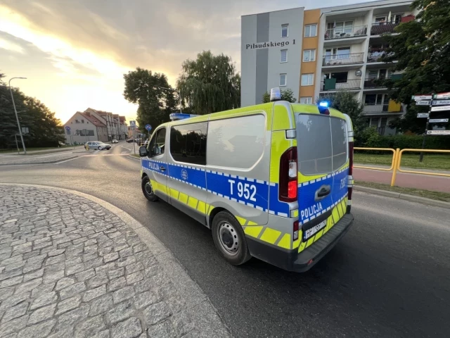 Spotkanie na boisku skończyło się zarzutami. 21-latek miał skopać auto i grozić całej rodzinie