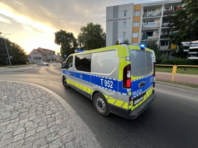 Spotkanie na boisku skończyło się zarzutami. 21-latek miał skopać auto i grozić całej rodzinie