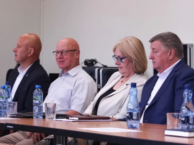 Dźwierzuty poprawiają drogi i kupują śmieciarki. Radni zmienili budżet