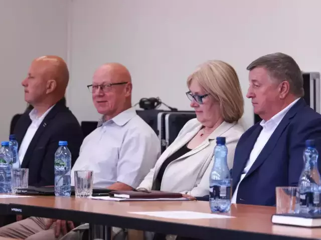 Dźwierzuty poprawiają drogi i kupują śmieciarki. Radni zmienili budżet