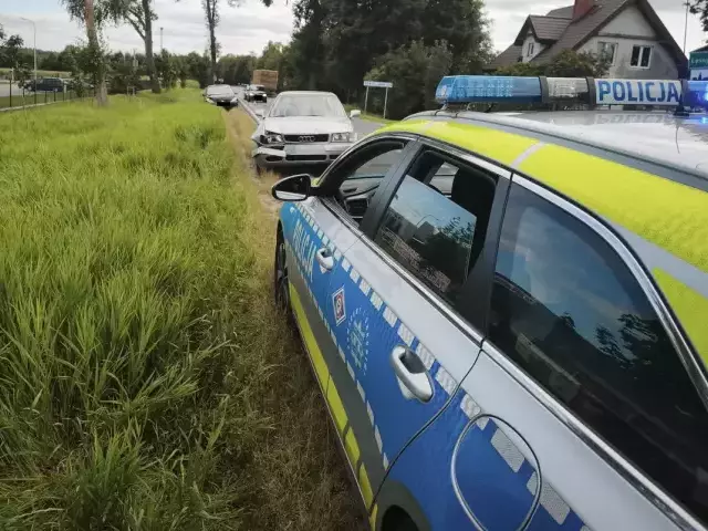 Trzy auta zderzyły się na Wielbarskiej. Peugeot uderzył w audi, a audi w volvo