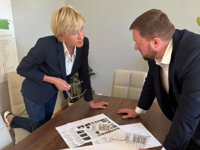 Chodnik przy Wielbarskiej wrócił na stół. Karol Furczak rozmawiał z posłanką Pasławską o inwestycjach Szczytna