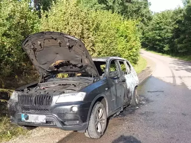 BMW stanęło w ogniu na krajówce pod Piecem. Kierowca zdążył wysiąść