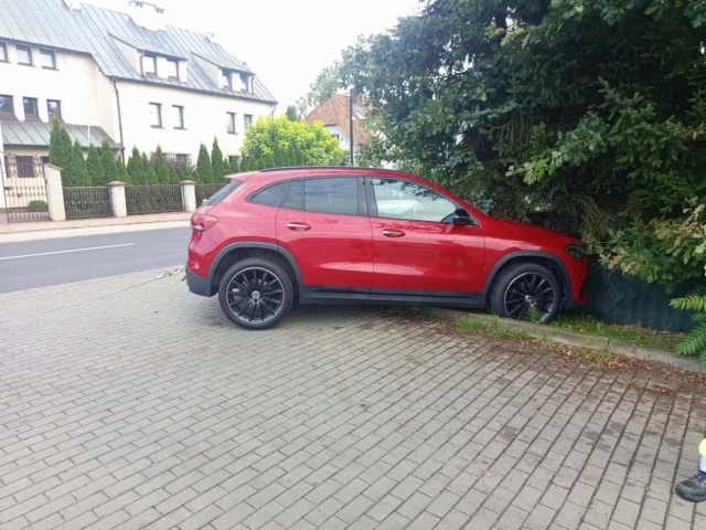 Mercedes uderzył w instalację gazową w Szczytnie. Gaz zaczął się ulatniać, służby na miejscu
