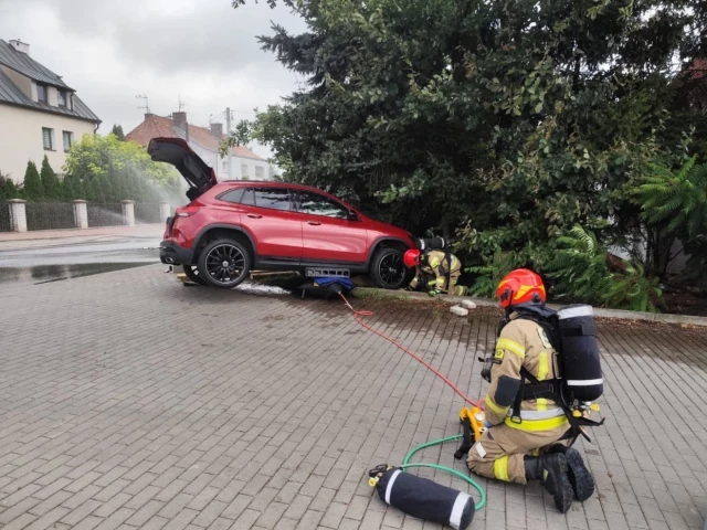 Mercedes uszkodził gazociąg na Lemańskiej. Ewakuowano 18 osób. Strażacy podnieśli auto, by zatrzymać wyciek