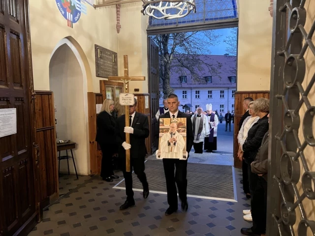 Tłumy żegnają ks. Andrzeja Preussa. Padły słowa o miłości do ludzi i „aniołach”, które przy nim czuwały