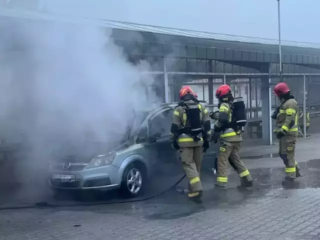 Zanim ruszył handel, na targowisku płonął Opel. Strażacy weszli w aparatach