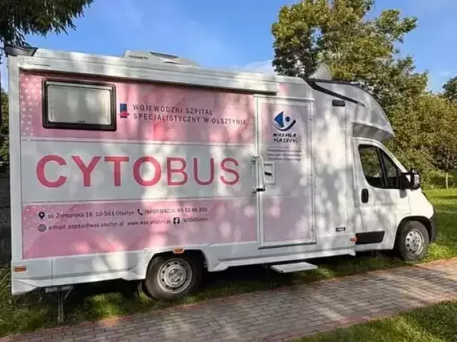 Cytobus stoi dziś w Jedwabnie. Są jeszcze wolne miejsca, przyjeżdżają nawet kobiety ze Szczytna