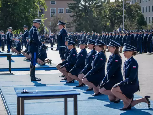 463 nowych oficerów Policji. W Szczytnie dostali dwie gwiazdki i usłyszeli, co od dziś znaczy ten awans