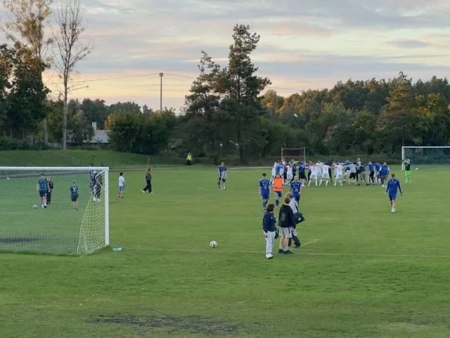 Po hejcie w sieci przemówiło boisko. Gwardia wygrała derby 4:1, Błękitni odpowiedzieli klasą