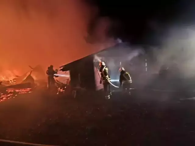 Dwa budynki już nie istniały, trzeci dogasał. Nocny pożar w Leleszkach i butle w pogorzelisku