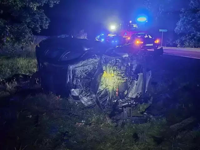 Auto leżało na boku w rowie. Kierowca wyszedł sam, a strażacy byli już potrzebni kilka kilometrów dalej