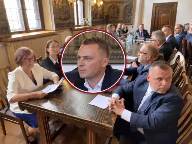 „Czułam się, jakby mi ktoś napluł w twarz”. Sesja po otwarciu boiska zamieniła się w spór o szacunek, prezenty i polityczny podział