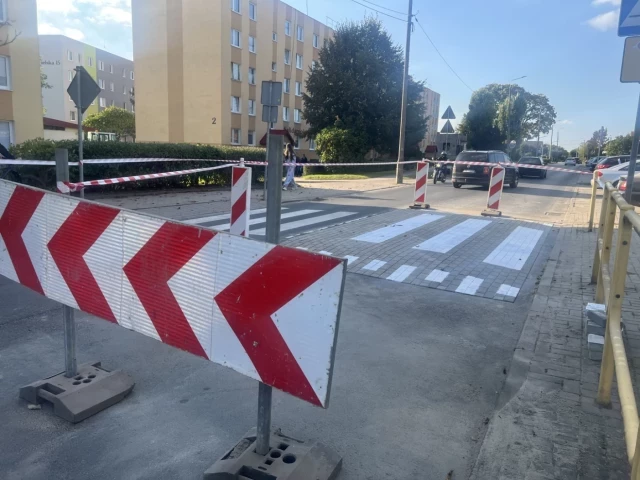 Przez lata się nie dało. Tej jesieni się da. Na Solidarności powstaje wyniesione przejście