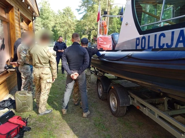 Jak obezwładnić agresora i bezpiecznie go przewieźć? Policjanci ćwiczą w Wałpuszu.