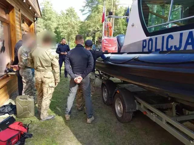 Jak obezwładnić agresora i bezpiecznie go przewieźć? Policjanci ćwiczą w Wałpuszu.