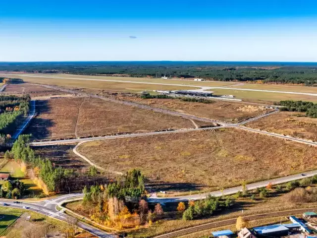 6,8 ha przy lotnisku w Szymanach znów na sprzedaż. Województwo chce ponad 5,2 mln zł