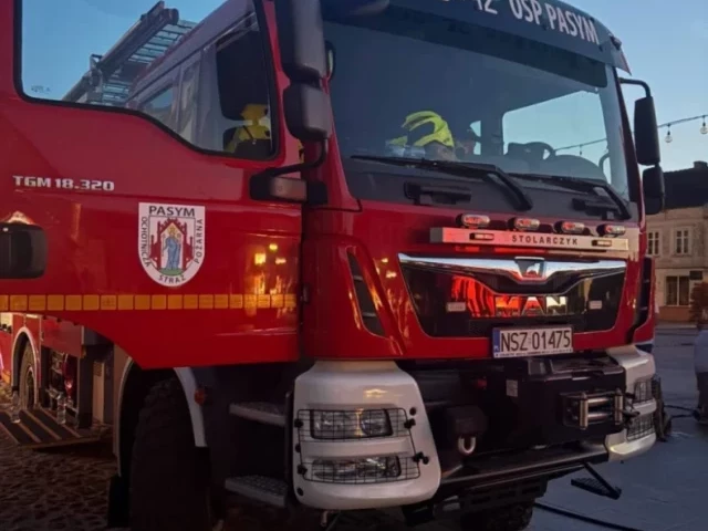 Nieprzytomny 45-latek na chodniku w Pasymiu. Strażacy udzielali pomocy do przyjazdu karetki