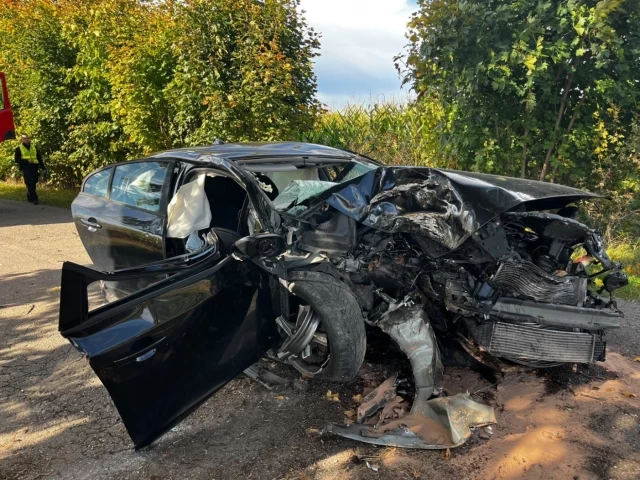 Volvo uderzyło w drzewo między Miętkim a Orzynami. 43-latek trafił do szpitala śmigłowcem LPR