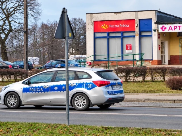 Ukradł kartę 78-latkowi i trzy razy nią zapłacił. 51-latkowi grozi do 10 lat więzienia