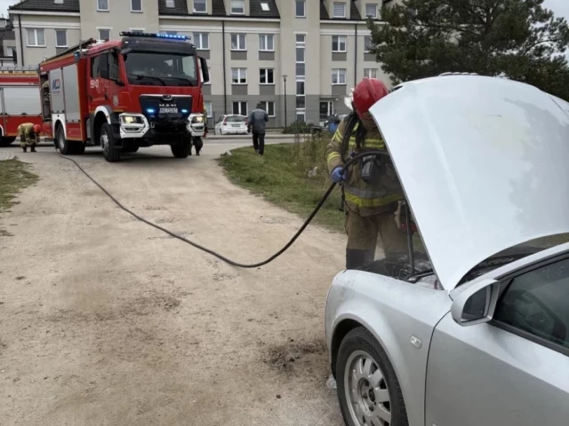 Audi zapaliło się przy Królowej Jadwigi. Trzy osoby zdążyły wyjść z auta