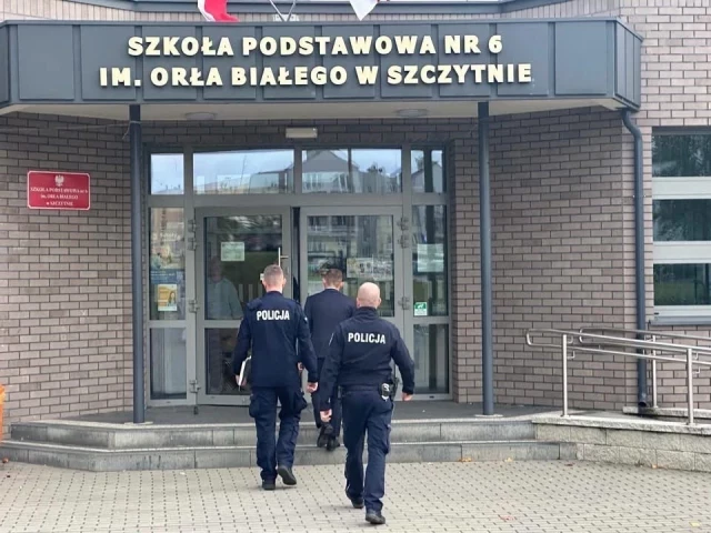 Po nocnych groźbach miasto sprawdza szkoły. Burmistrz i policja ruszyli do placówek.