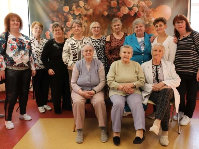 Seniorzy przejęli GOK w Jedwabnie. Był tort, bacówka i wspólne „Sto lat”