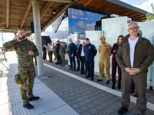 36 kilogramów na sobie i sekundy na reakcję. Pirotechnicy ćwiczyli na lotnisku w Szymanach