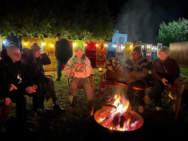 Przy ognisku wróciła historia spalonego kościółka. Tak wyglądała Noc Bibliotek w Lipowcu