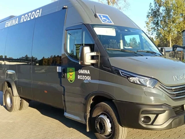 Trzeci autobus z pieniędzy PFRON. Gmina Rozogi dostała 375 tys. zł na pojazd dla ŚDS w Orzeszkach