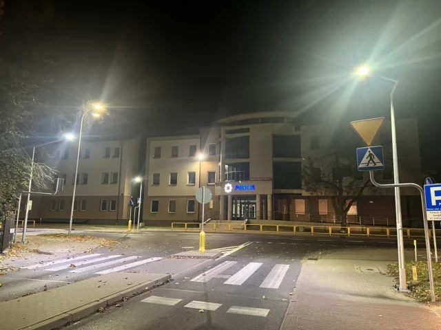 Przyjechał Oplem z przyczepką po cudze drewno. Wpadł, a policja odkryła kolejną kradzież